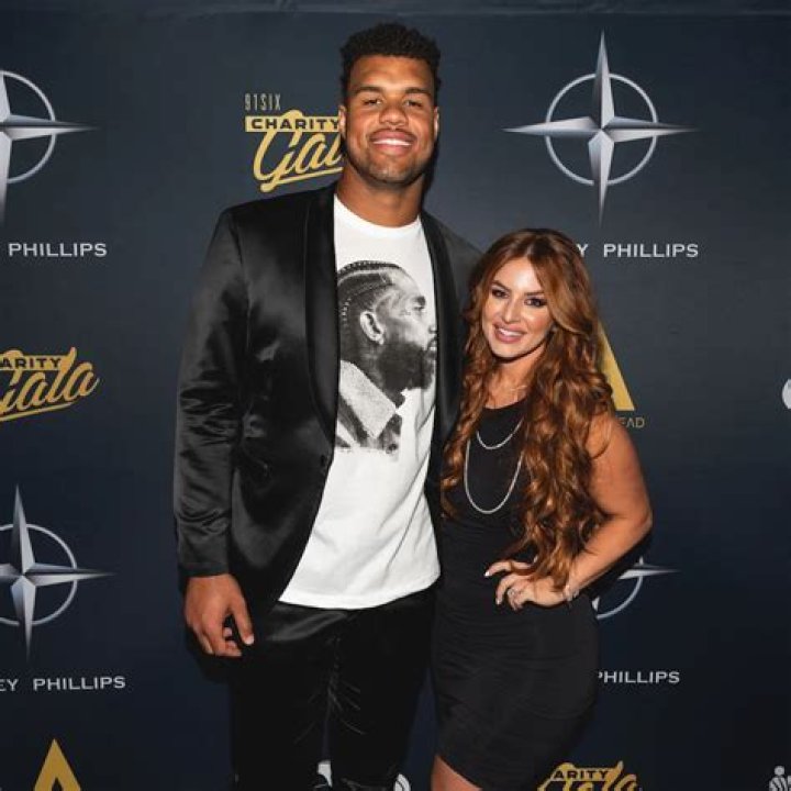 
Arik Armstead has been married to his wife: Mindy Hardwood, since 2020 