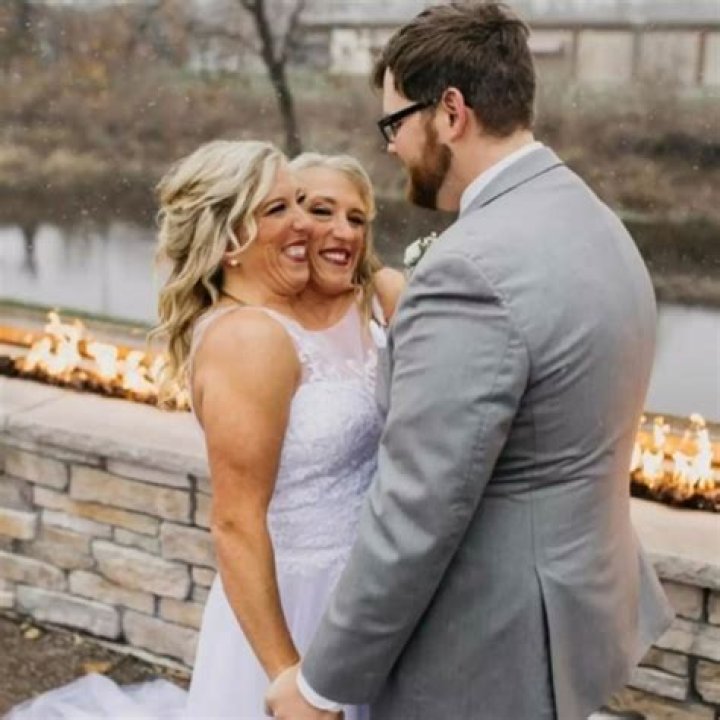 Cindy Busby and Husband Chris Boyd Got Married In A Beautiful Rustic Wedding Venue