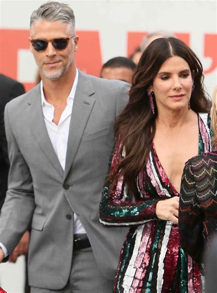 
Is Sandra Bullock Dating? Who Is Sandra Bullock Dating Now? 