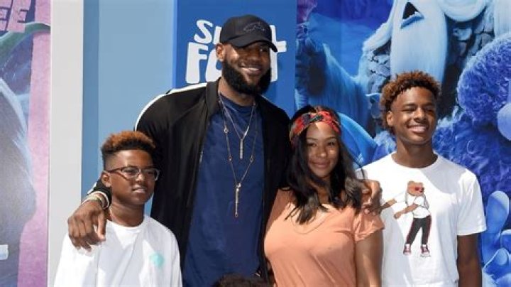 
LeBron James Recreates Iconic ‘SI’ Cover With Bronny & Bryce, Reveals Hopes to Play in NBA With Both Sons 