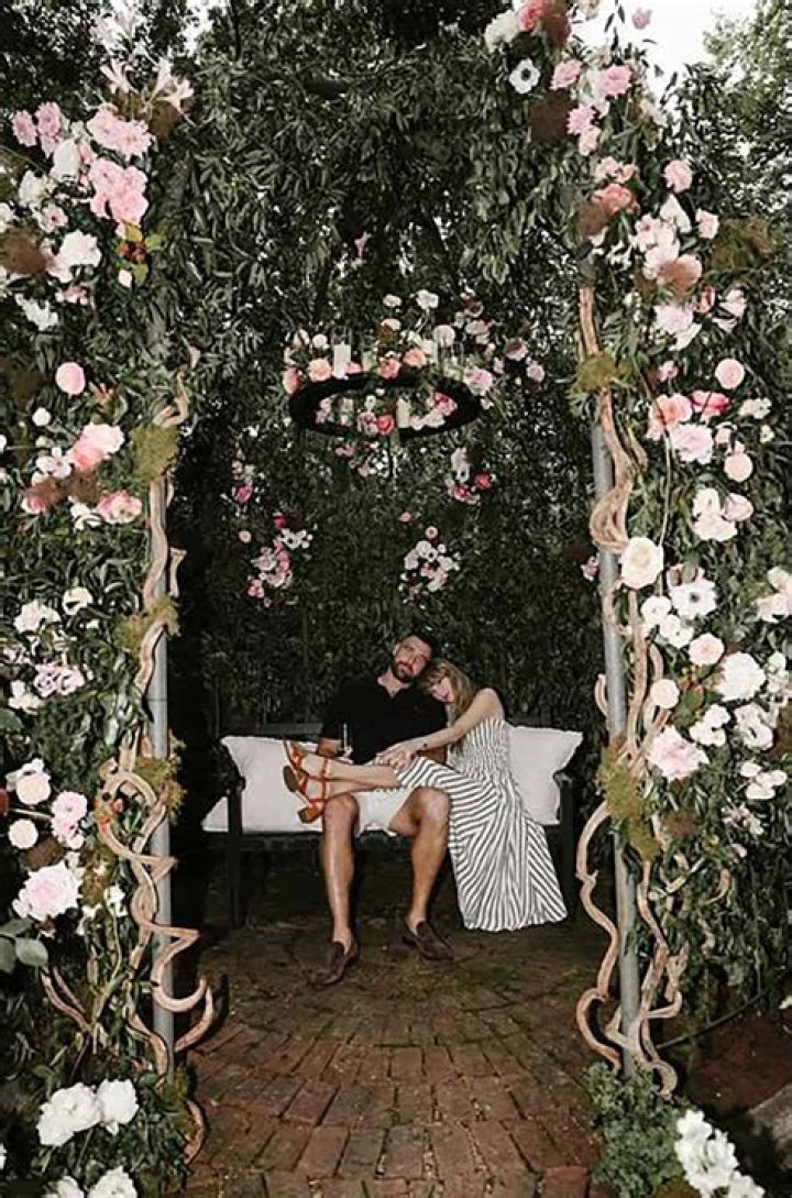 
Meet Ian Happ Wife To Be- When Did He Propose Julie Nicole? 