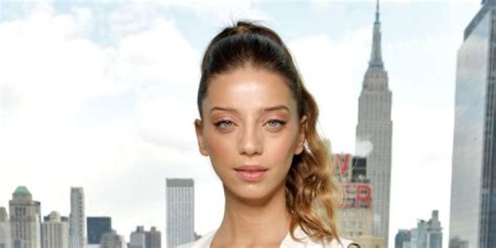 
Naked Truth Of Angela Sarafyan: aka Clementine on Westworld 