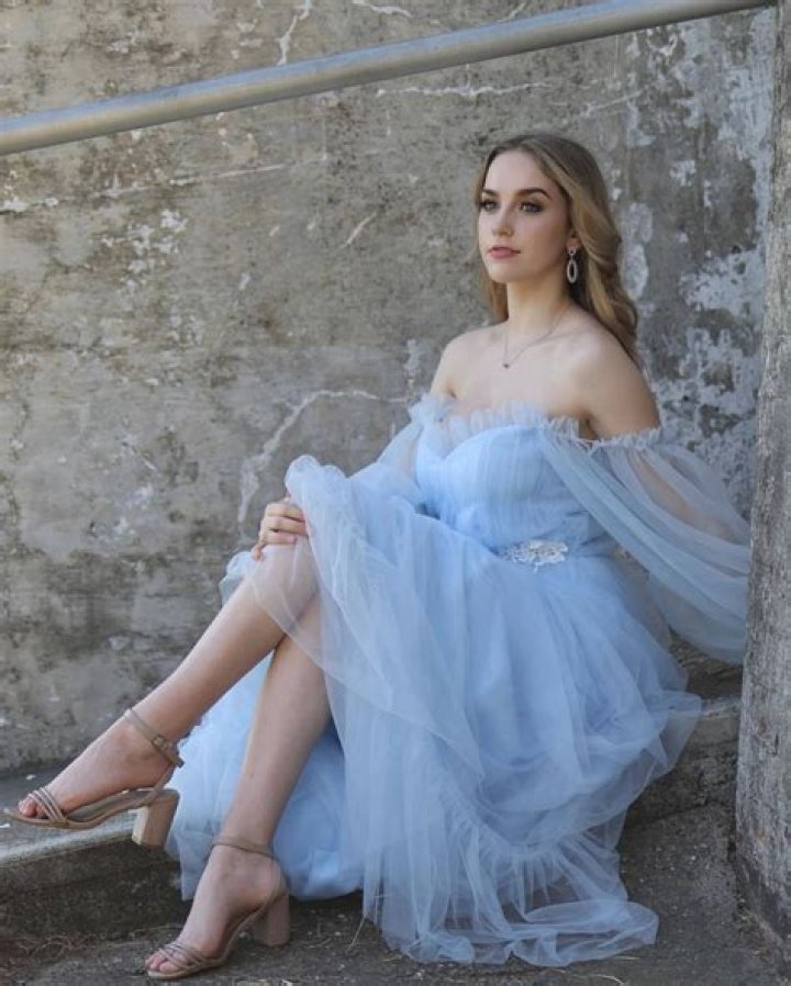 
Nicola Height, Weight, Net Worth, Age, Wiki, Who, Instagram, Biography 