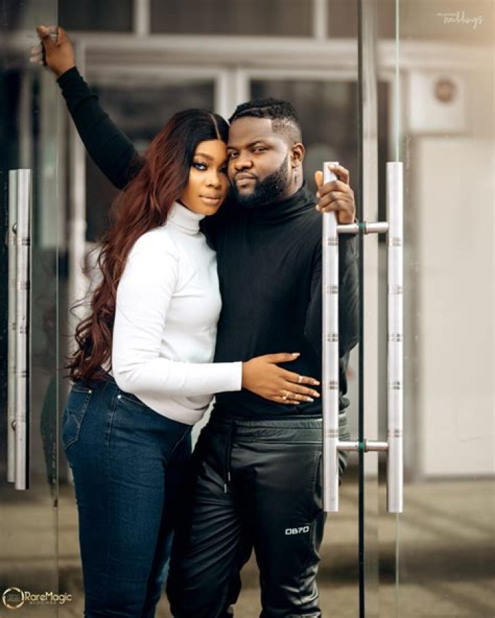
Skales blasts his wife for posting about his late mum 